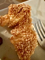 Queso con miel y ajonjolí. Plato Gourmet.
