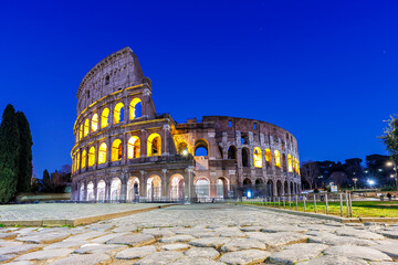 Naklejka premium Colosseum ancient amphitheater at night in Rome, Italy