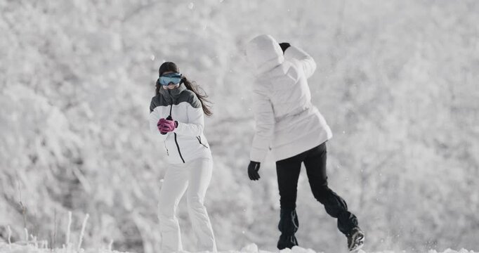 Giocare sulla neve al freddo