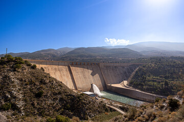 Hydroelectric dam with open spillway