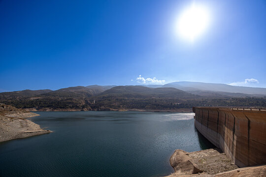 Hydroelectric dam with open spillway