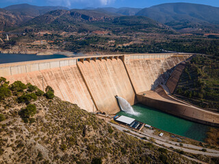 Hydroelectric dam with open spillway