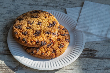 Chocolate chip cookies in the rays of sunlight – an association with the simple joys of life.