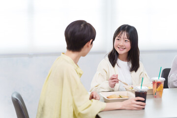 家でデリバリーの弁当を食べる家族