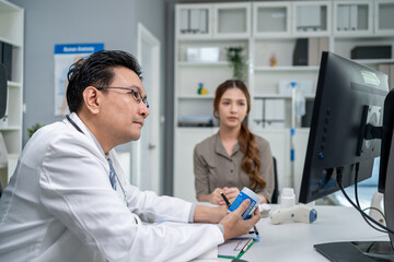 Obraz premium Asian young woman visit and consult health problem with doctor in hospital. 