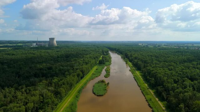 Kernkraftwerk Gundremmingen Luftaufnahme in Deutschland, Bayern an der Donau bei Gundremmingen im Landkreis Gunzburg. Aerial view of Danube River and abandoned nuclear power plant in Germany. 