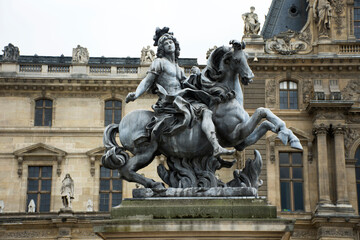 Obraz premium King Louis XIV Statue at Cour Napoleon the entrance to the Musee du Louvre