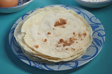 Delicious freshly made flatbreads on a decorative plate