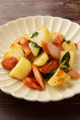 ウインナーとポテトのバジル炒め