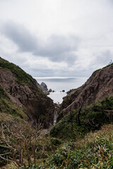 式根島の美しい海際露天風呂、地鉈温泉。
60mの断崖絶壁を降りてたどり着くワイルドな野湯である。
90度の源泉が小川となって潮溜まりに注ぎ込む。
海水と温泉が混ざって適温になった場所を探して入るシステム。

東京都伊豆諸島式根島-2024
