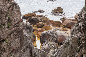 式根島の美しい海際露天風呂、地鉈温泉。
60mの断崖絶壁を降りてたどり着くワイルドな野湯である。
90度の源泉が小川となって潮溜まりに注ぎ込む。
海水と温泉が混ざって適温になった場所を探して入るシステム。

東京都伊豆諸島式根島-2024
