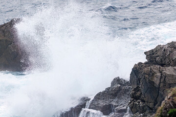 打ち寄せる白波。
式根島の美しい海際露天風呂、地鉈温泉。
60mの断崖絶壁を降りてたどり着くワイルドな野湯である。
90度の源泉が小川となって潮溜まりに注ぎ込む。
海水と温泉が混ざって適温になった場所を探して入るシステム。

東京都伊豆諸島式根島-2024
