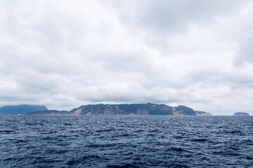 美しい式根島の港。
青い海と海岸線の向こうには、新島の白い崖と無人島の早島が見える。
式根島の野伏港に接岸する東海汽船さるびあ丸。
東京都伊豆諸島式根島-2024
