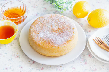 粉糖をふりかけたレモンヨーグルトケーキ