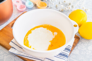 ボウルに入れた生卵と砂糖とヨーグルト