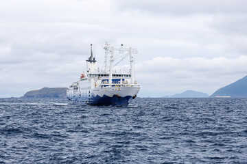 降りてくる観光客と、安全のために駆けつけた島の駐在の警察官の後ろ姿。
式根島の野伏港に接岸する東海汽船さるびあ丸。
東京都伊豆諸島式根島-2024
