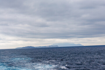 Fototapeta premium 振り返ると式根島と神津島が見える。 新島の新島港から東京へ向け出航する東海汽船さるびあ丸 東海汽船東京湾〜伊豆諸島航路のさるびあ丸船上-2024 