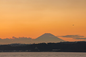 東京湾から眺める美しい夕陽と富士山のシルエット。

東海汽船東京湾〜伊豆諸島航路のさるびあ丸船上にて。
2024
