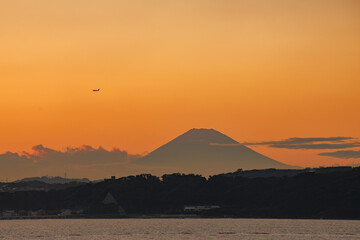 東京湾から眺める美しい夕陽と富士山のシルエット。

東海汽船東京湾〜伊豆諸島航路のさるびあ丸船上にて。
2024
