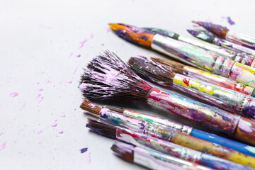 Obraz premium Dirty paint brushes on white background