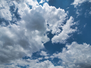 Naklejka premium Cloud shapes during the summer daytime