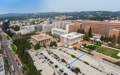 Naklejka premium Aerial view of the UCLA campus in Los Angeles, California, USA. The photo shows the buildings, parking structures, and surrounding landscape of the university.