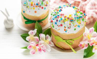 Traditional easter cakes decorated with colorful sprinkles and spring flowers