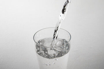 コップにミネラルウォーター　Mineral water in a glass