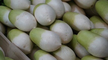 쌓여있는 큰 무