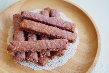 お皿に盛り付けられたラズベリー味のピンク色ステッククッキー