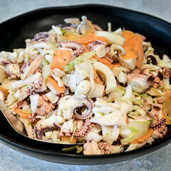 insata di mare fresca servita sul banco del ristorante