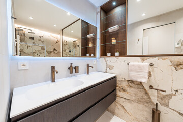 Salle de bain moderne avec finitions marbre et robinetterie noire