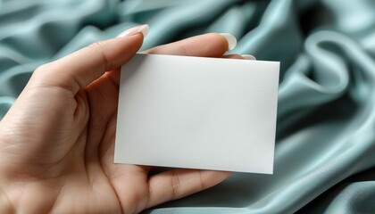 Obraz premium A hand holding a white card with a blank space