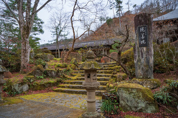 山本不動尊の紅葉　福島県棚倉町
