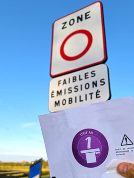 Vignette Crit'air devant le panneau de zone faibles &eacute;missions mobilit&eacute; correspondant.