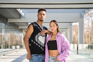 Obraz premium Fashionable gen z couple posing in modern urban setting