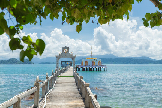 Koh Phayam is located in Koh Phayam Subdistrict, Mueang Ranong District. It is one of two large islands in the Ranong Sea. It has a total area of ​​approximately 34.7 square kilometers