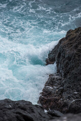 거센 파도가 몰아치는 해변