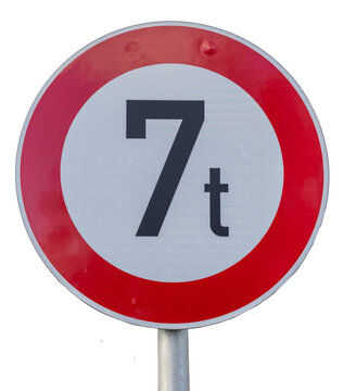 Weight limit. A circular traffic sign with a red border, a white face, and black text that reads "7t".