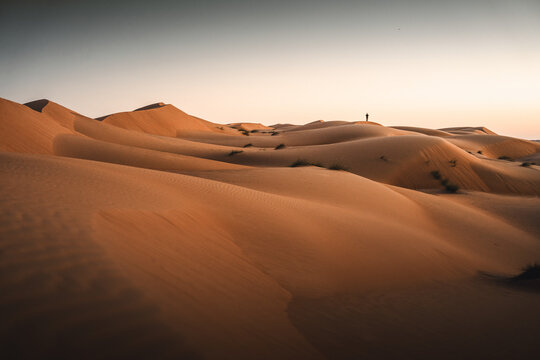 Sandd&uuml;nen in der W&uuml;ste bei Sonnenuntergang &ndash; Oman
