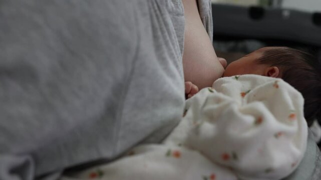 授乳中の母親と新生児