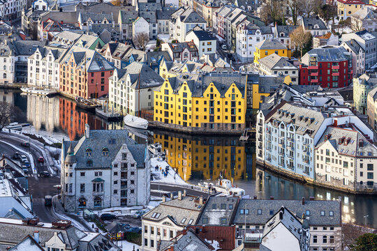 Segelschiffe und Jugendstilh&auml;user in der Stadt &Aring;lesund in Norwegen