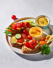Tostadas con crudités