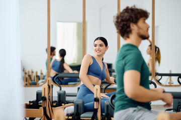 Obraz premium Engaging pilates session in a vibrant studio with motivated participants on a sunny day