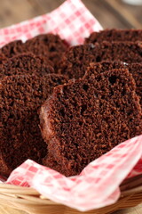 Bolo de chocolate na mesa com café