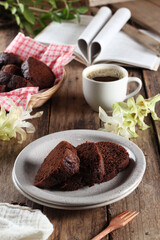 Bolo de chocolate na mesa com café