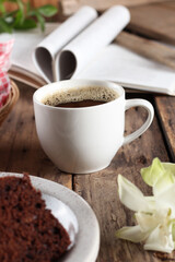 Bolo de chocolate na mesa com café