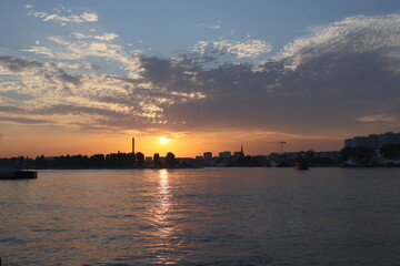 Naklejka premium sunset over the reservoir, the sun's light is reflected in the water