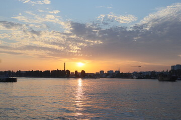 Naklejka premium sunset over the reservoir, the sun's light is reflected in the water