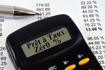 Concept de prêt à taux zéro avec une calculatrice un listing de chiffres  et de pourcentages